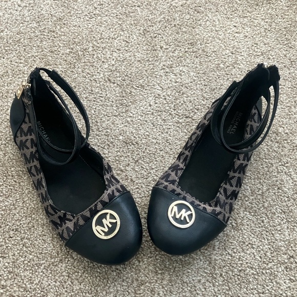 MICHAEL Michael Kors Other - MICHAEL Michael Kors Calesta Black/Tan Ankle Strap Zip Up Flats US Size 3